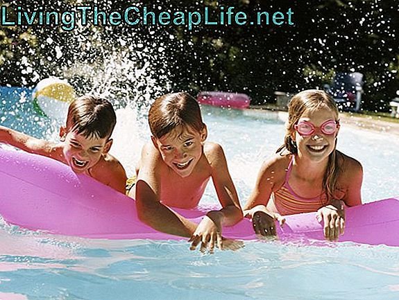 Trois enfants dans une piscine jouant avec un matelas pneumatique