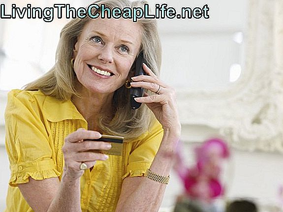 Зрела жена користећи кредитне картице и телефон