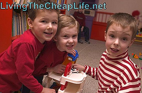 Tre gutter som leker sammen i barnehagen