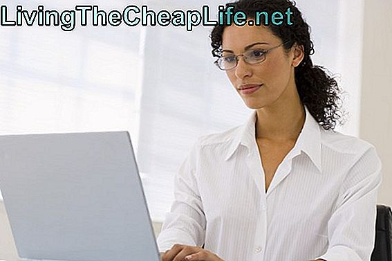 Forretningskvinne bruker bærbar datamaskin