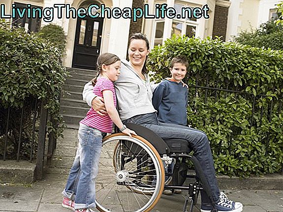 Мајка у инвалидским колицима испред куће, руке око деце (7-9) осмехује се
