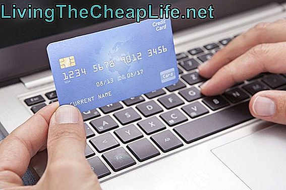 Man zit met laptop en creditcard online winkelen