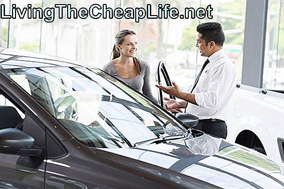 πωλητής οχήματος που δείχνει νεαρή γυναίκα νέο αυτοκίνητο