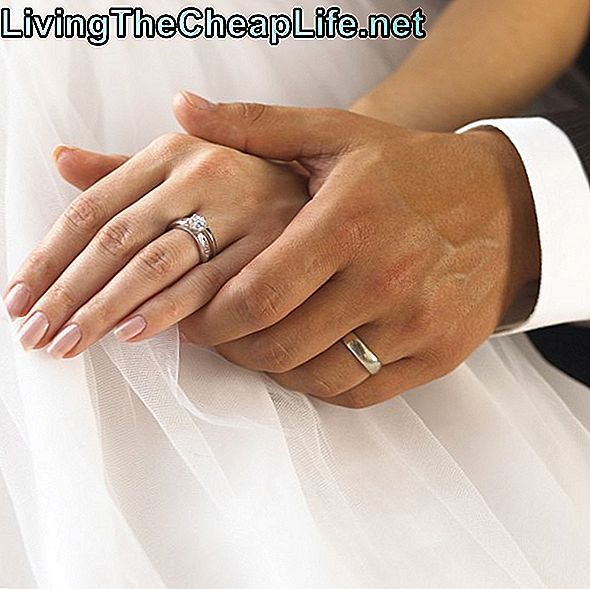 Χέρια ζευγαριού γάμου