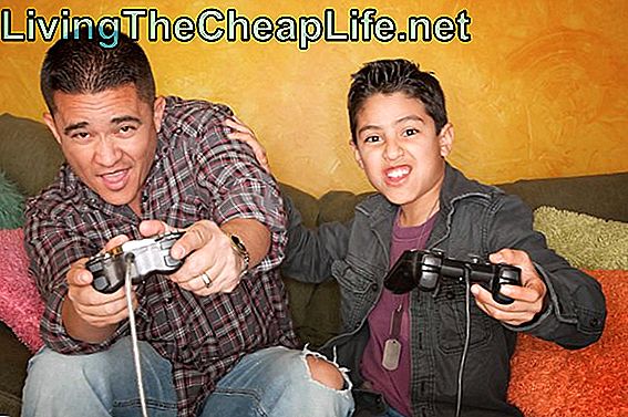 Hispanic man och pojke spelar videospel