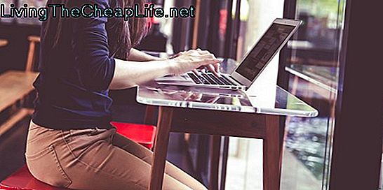 Vacker ung asiatisk tjej som arbetar på en kafé med en laptop.female