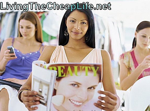 Portrett av en ung kvinne som holder et magasin med to unge kvinner som sitter bak henne