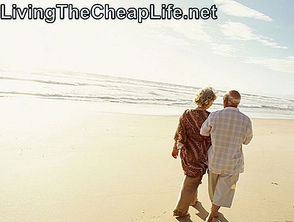 Senior pár chůze na pláži, zadní pohled