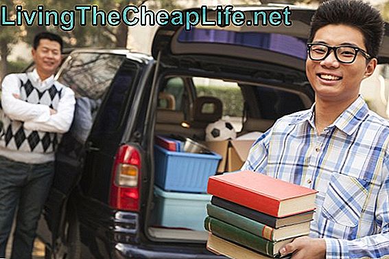 Boy udpakker bil til college