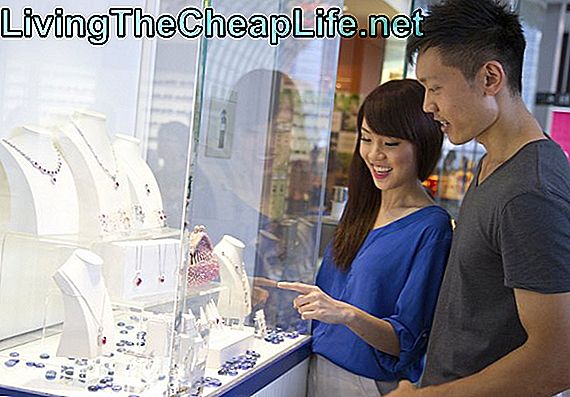 Ελκυστικές ασιατικές ψώνια ζευγάρι σε ένα εμπορικό κέντρο