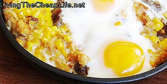 Närbild på en stekpanna fylld med fyllning, majs och bakade ägg.