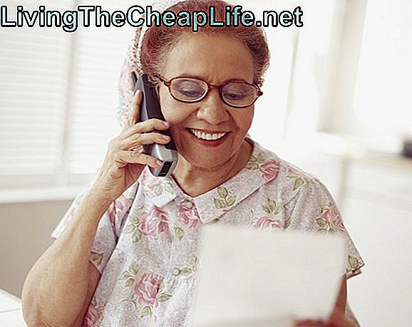 Senior mujer hispana hablando por teléfono