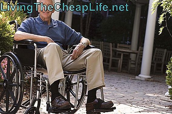 Ældre mand i kørestol udendørs
