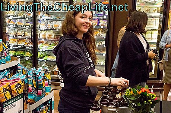 Młoda kobieta oferuje próbki w Whole Foods